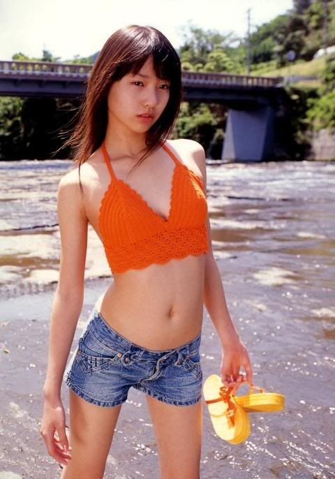オレンジ色の水着が眩しい戸田恵梨香