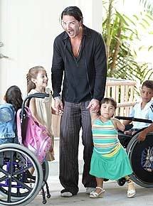 Ricardo Arjona en la sede de la Sociedad de Educación y Rehabilitación de Puerto Rico - Foto: Primera Hora