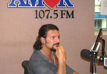 Arjona estuvo de visita en los estudios de KLVE 107.5 de Los Angeles