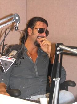 Ricardo Arjona relajado durante la visita en los estudios de Amor 107.5