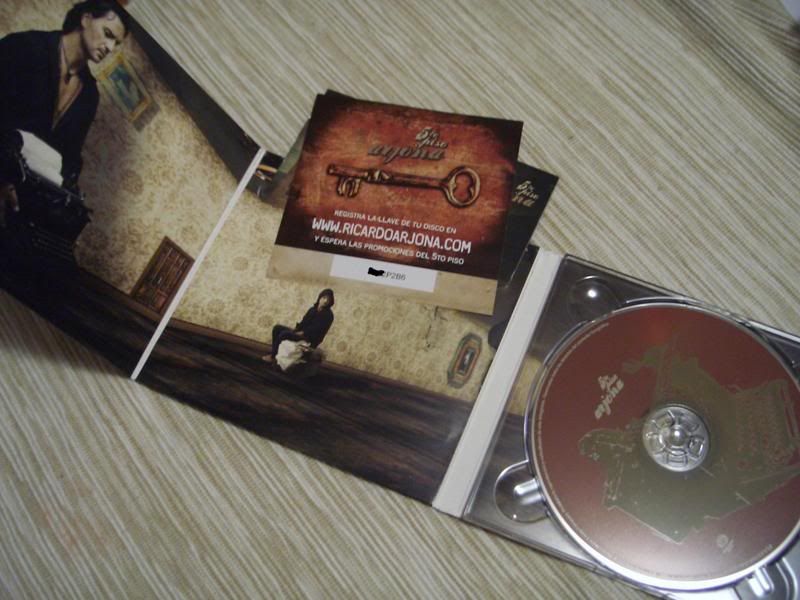 Fotografia del disco Quinto Piso, con la llave Fotografia del disco Quinto Piso, con la llave