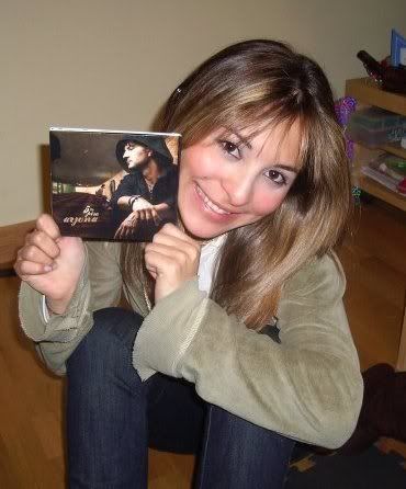 Marinels Andreina de Venezuela - en España - Sostiene su CD Marinels Andreina de Venezuela - en España - Sostiene su CD
