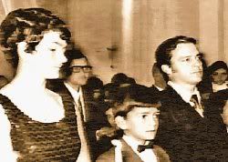 Don Ricardo Arjona Moscoso, a la izquierda de su hijo y su madre, a su derecha
