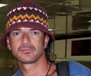Ricardo Arjona luciendo su sombrero de Guatemala