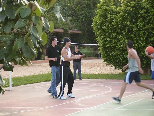 Ricardo Arjona juega al basquetbol en el Hotel Buganvillas de Bolivia, enero 2007