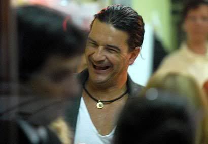 Ricardo Arjona se muere de la risa