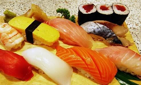 Delicioso sushi nigiri y maki de NAKIL Sabroso sushi nigiri y maki de NAKIL