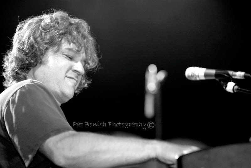 IMAGE: http://i136.photobucket.com/albums/q190/Bonishphoto/KevinMcKendree.jpg