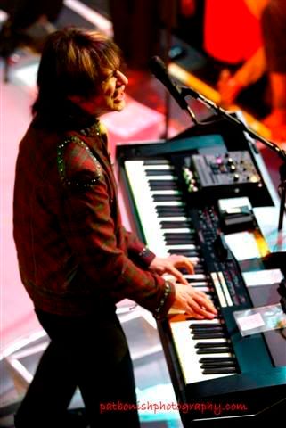 IMAGE: http://i136.photobucket.com/albums/q190/Bonishphoto/LawrenceGowanofSTYX-RainbowConnecti.jpg