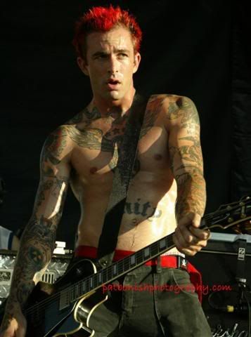 IMAGE: http://i136.photobucket.com/albums/q190/Bonishphoto/RockintheWarpTour-Transplants2006.jpg